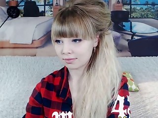 Rubia caliente se folla con un dildo tallado en madera